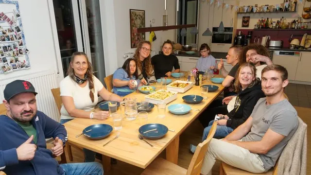 Alle an einem Tisch: Zu Besuch in einer Münchner Inklusions-WG
